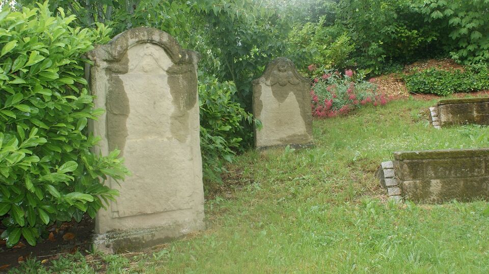 Datei:Grabsteine Friedhof Neuhengstett.JPG