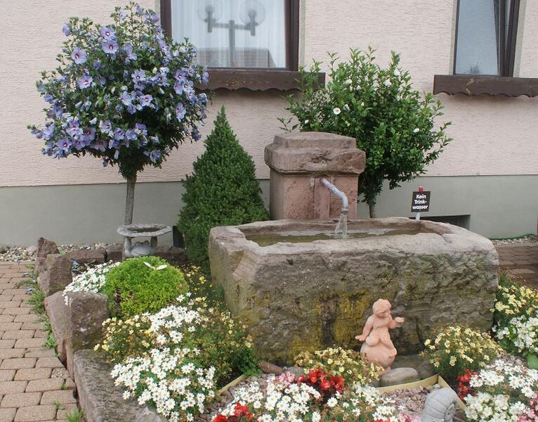 Datei:Hoisel-Brunnen Dobel.JPG