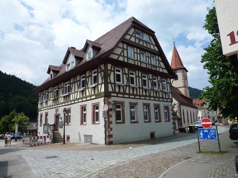 Datei:Calmbach-ehem-oberes-Schulhaus.jpg