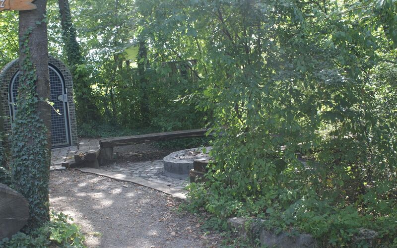 Datei:Grillplatz des Naturfreudendehauses Keltern.JPG
