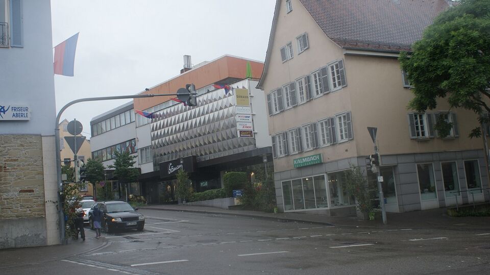 Datei:Straße mit Haus Sämann.jpg