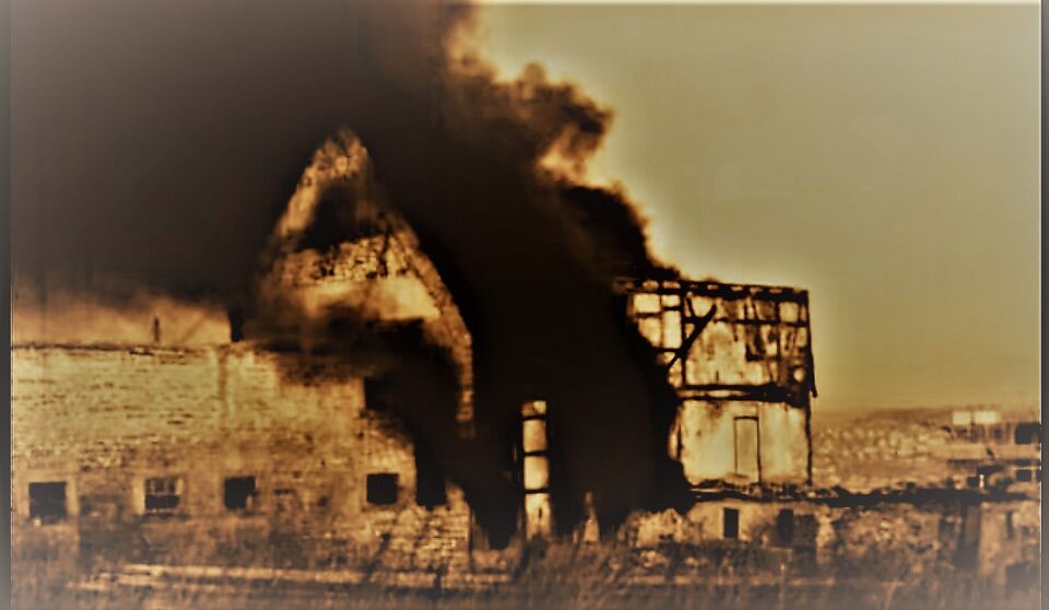 Datei:1967, mutwillige Brandstiftung ("heißer Abbruch") an der Graf-Leutrum-Burg für den Bau der "Haidach-Siedlung" im Pforzheimer Stadtteil Buckenberg (a).jpg