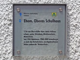 Calmbach-ehem-oberes-Schulhaus-Schild.jpg