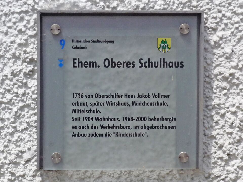 Datei:Calmbach-ehem-oberes-Schulhaus-Schild.jpg