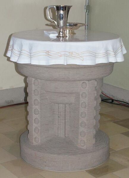 Datei:Taufstein in der Martinkirche.JPG