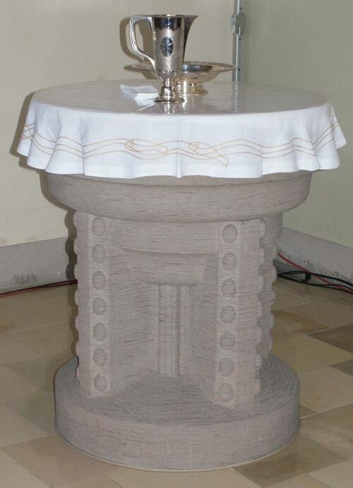 Datei:Taufstein in der Martinkirche.JPG