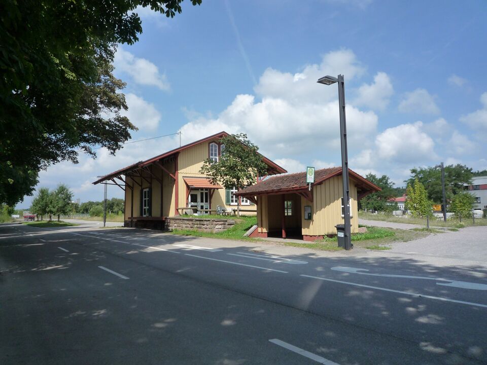Datei:Althengstett-Bahnhof-Bus.jpg