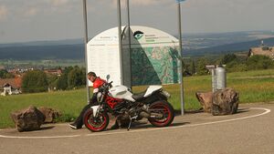 Rastplatz mit Motorradfahrer.JPG