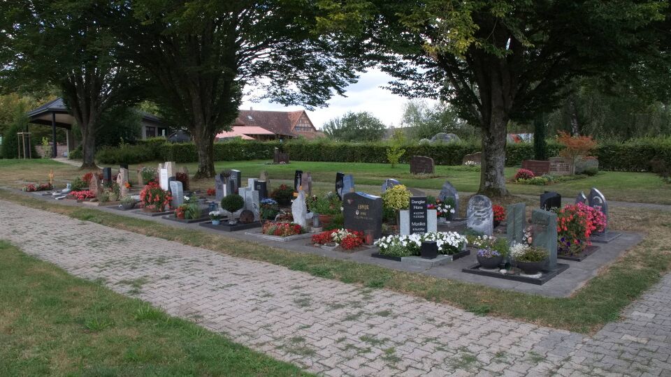 Datei:2024-08-26 Effringen Friedhof Urnenfeld.JPG