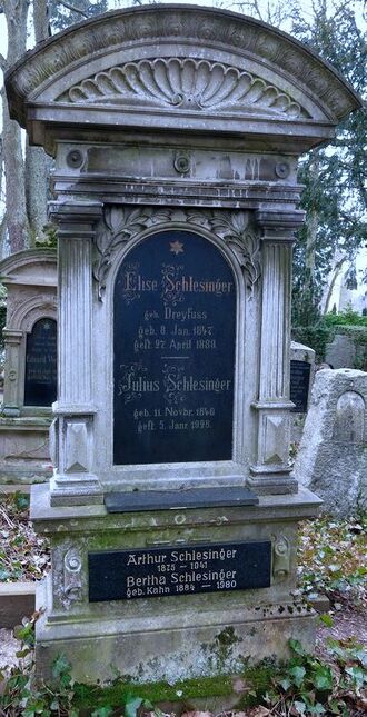 Datei:Grabmal Julius Schlesinger (geb. 11. November 1840, gest. 5. Januar 1928 in Pforzheim) und Elise Schlesinger geb. Dreyfuss (geb. 8. Januar 1847, gest. 27. April 1889 in Pforzheim) .jpg