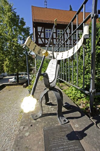 Neuenbuerg-Sonnenuhr-Buecherei.JPG