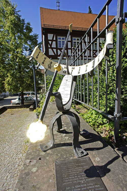Datei:Neuenbuerg-Sonnenuhr-Buecherei.JPG