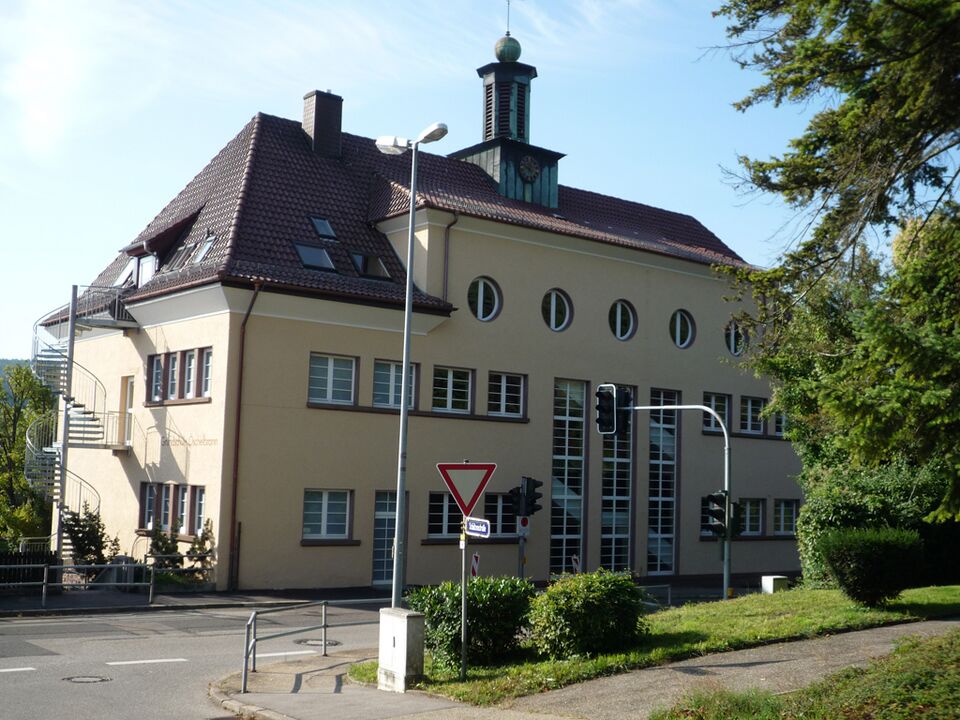 Datei:Oeschelbronn-Schule.jpg