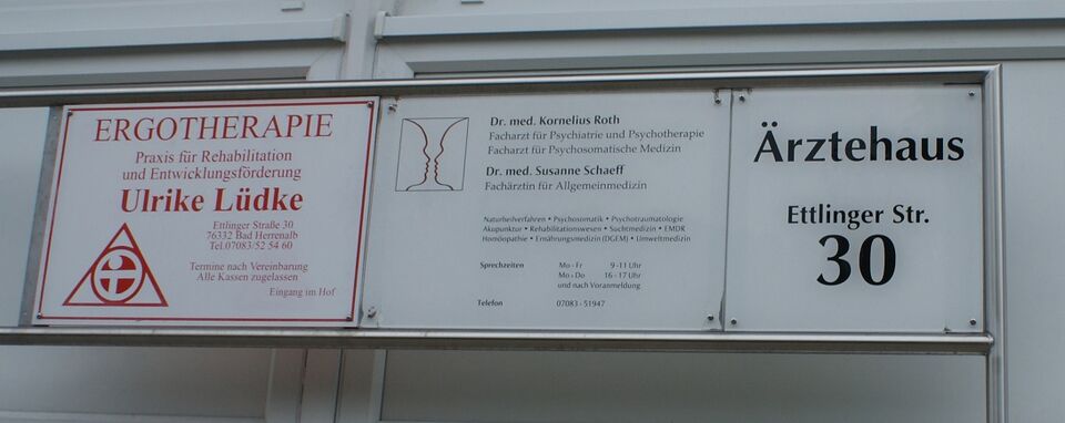 Datei:Ärztehaus Ettlinger Straße 30.jpg