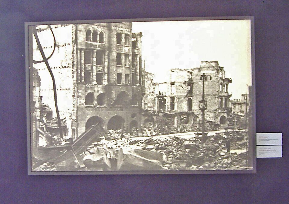 Datei:Zerstörung1 Stadtmuseum.jpg