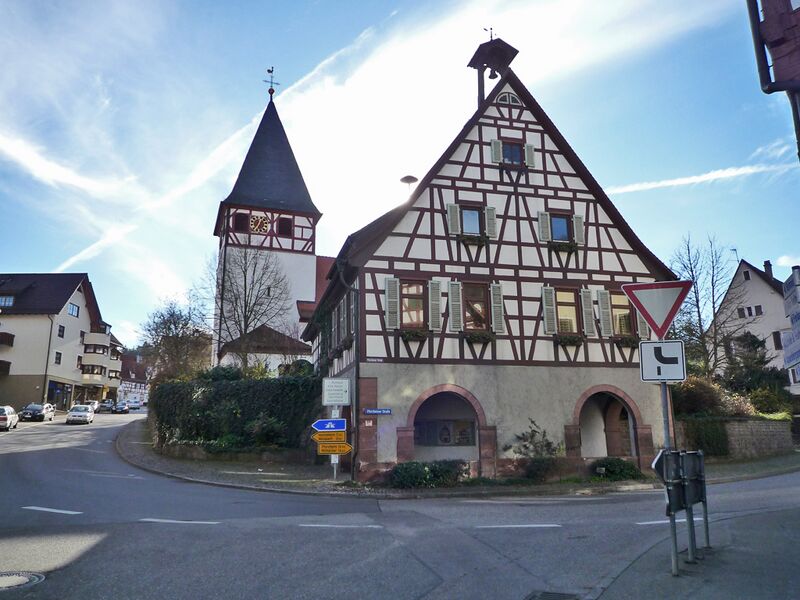 Datei:Moensheim-Rathaus-Nikolauskirche.jpg