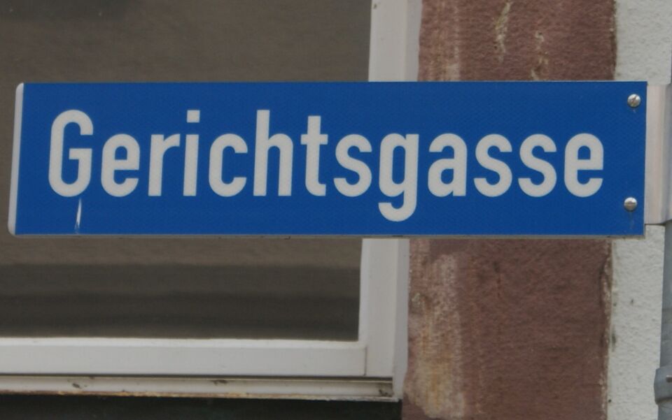 Datei:Straßenschild Gerichtsgase Neuebürg.JPG