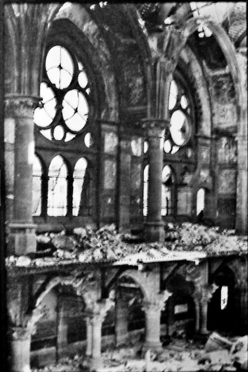 Datei:Das Innere der zerstörten evangelischen Stadtkirche am Lindenplatz, Blick auf das Seitenschiff (um 1946).jpg