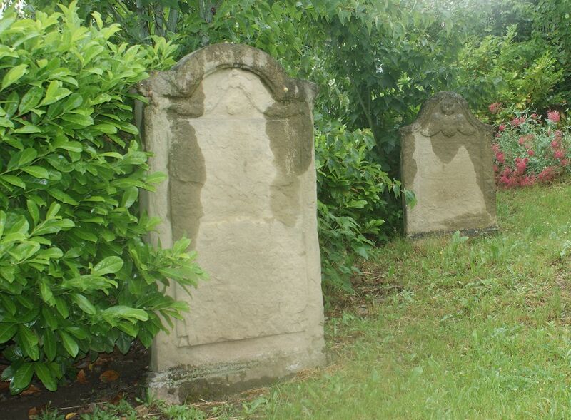 Datei:Grabsteine Wehrkirche (2).JPG
