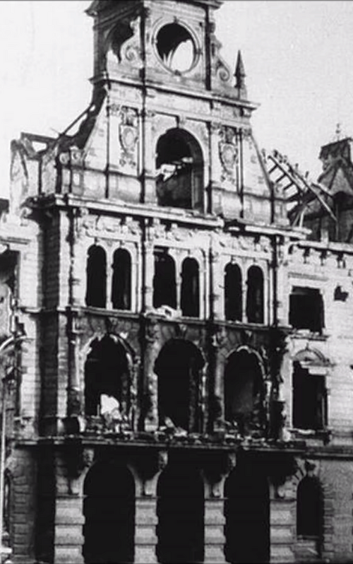Datei:Ruine des Alten Rathauses am Marktplatz in Pforzheim, Entwurf Hermann Thüme aus Dresden und Stadtbaumeister Alfons Kern aus Pforzheim, erbaut 1892-1895, zerstört 1945 .png