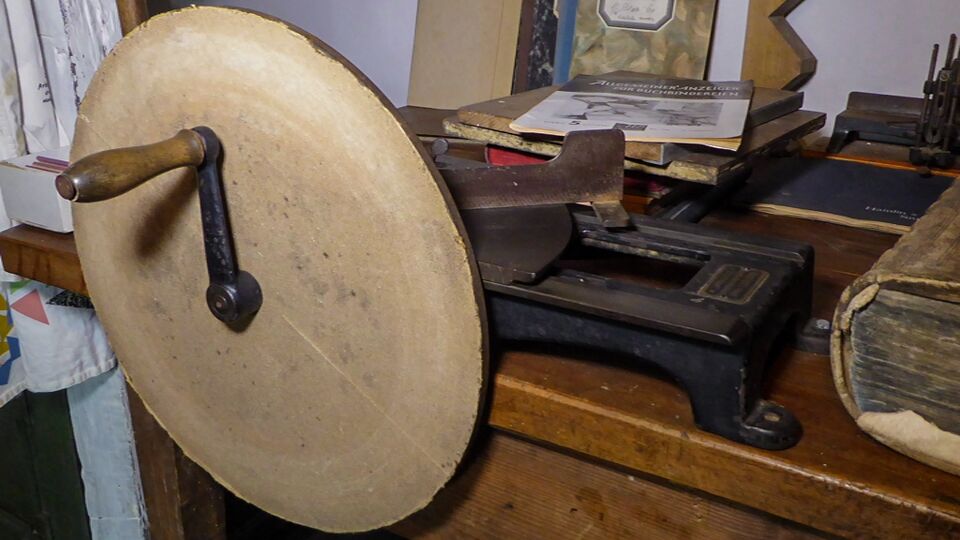 Datei:GHV Buchbinderei-Rahmenschleifmaschine-Vorderansicht.JPG