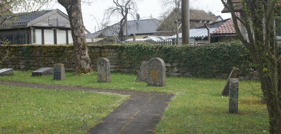 Datei:Hinterer Teil Waldenserfriedhof.JPG