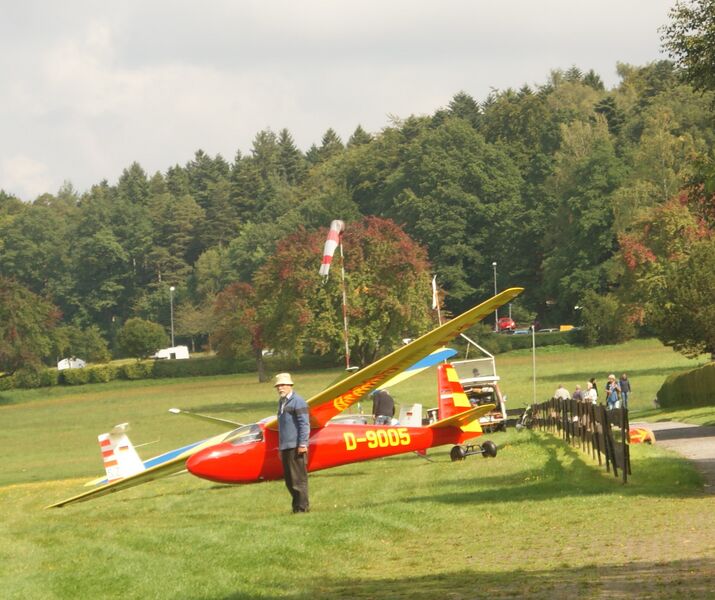 Datei:Rotes Flugzeug bereit.jpg