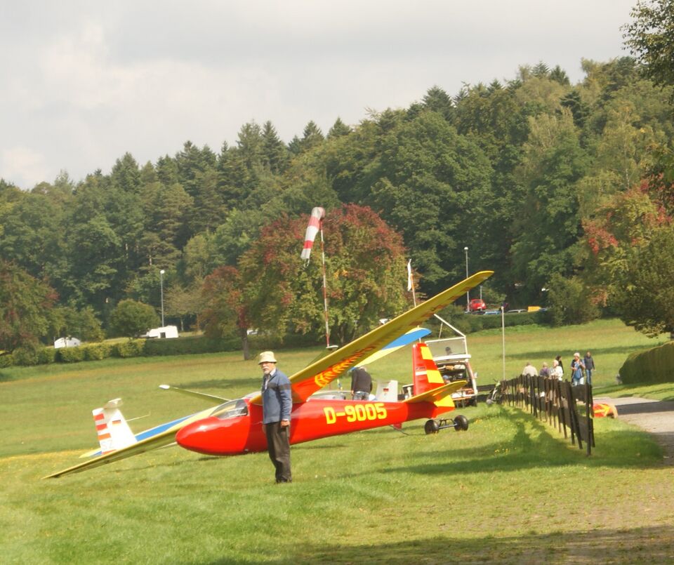 Datei:Rotes Flugzeug bereit.jpg