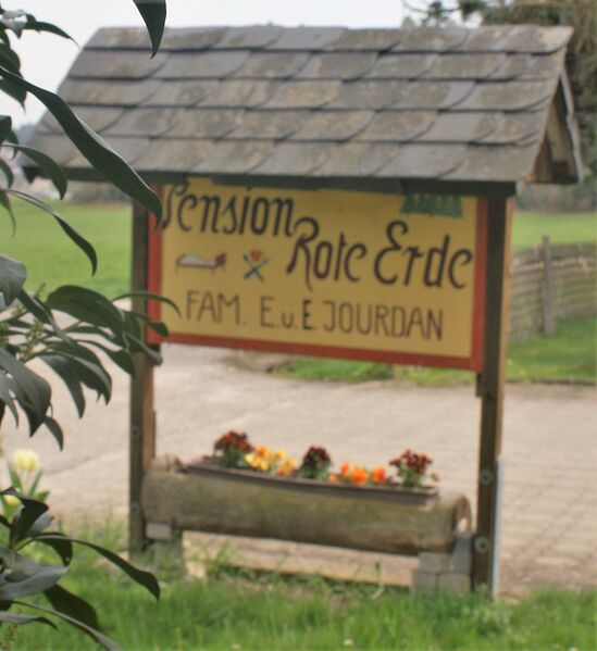 Datei:Schild Rote Erde.JPG
