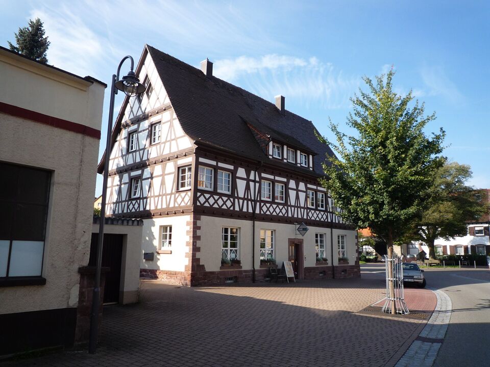 Datei:Oeschelbronn-Marktplatz-Scheuer.jpg