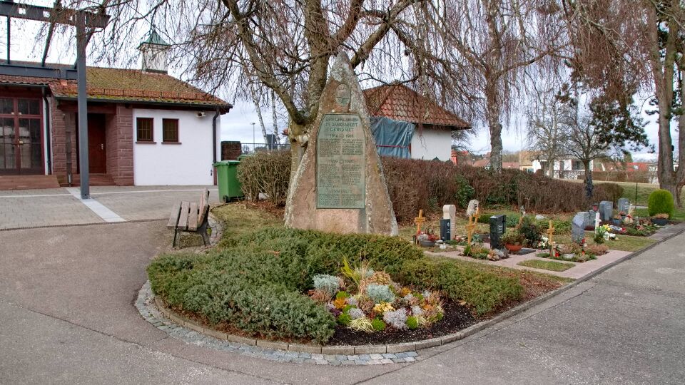 Datei:2024-02-14 Alzenberg Friedhof Kriegerdenkmal.jpg