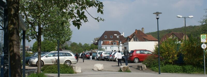 Datei:Bahnhofsparkplatz in Mühlacker.jpg