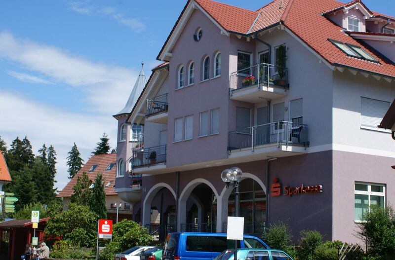 Datei:Sparkasse mit Haltestelle Dobel..jpg