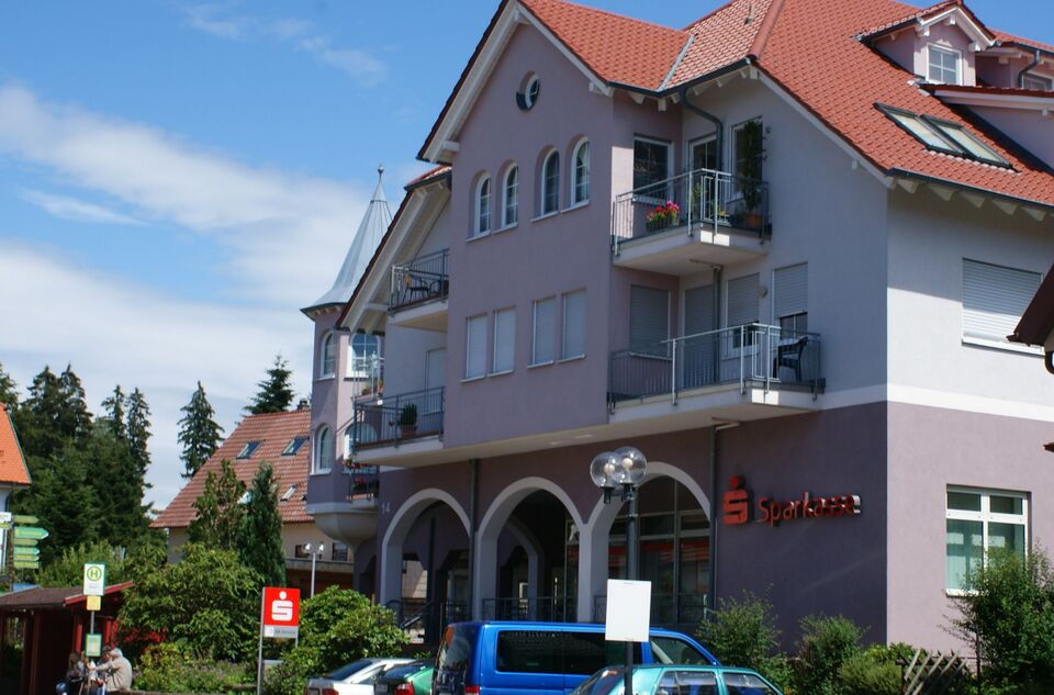 Datei:Sparkasse mit Haltestelle Dobel..jpg