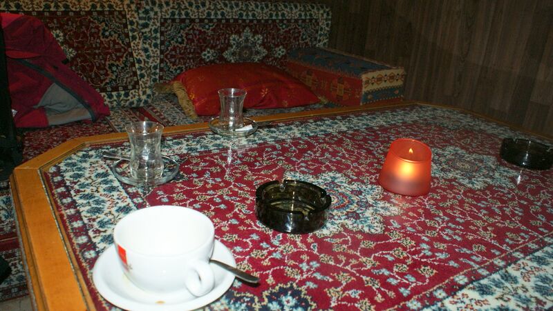 Datei:Sitzecke mit türkischem Teppichtisch.jpg