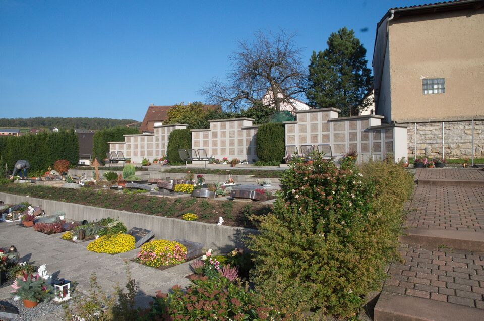 Datei:Friedhof Eisingen Urnenwaende oben.JPG
