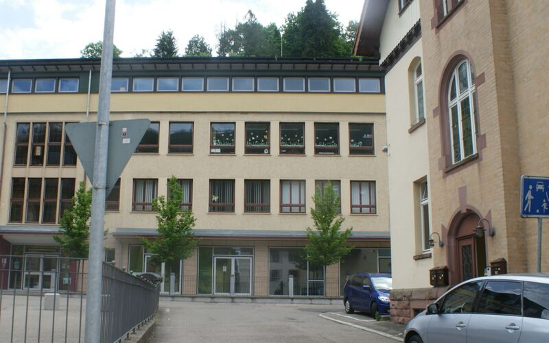 Datei:Haus hinter Schule.JPG