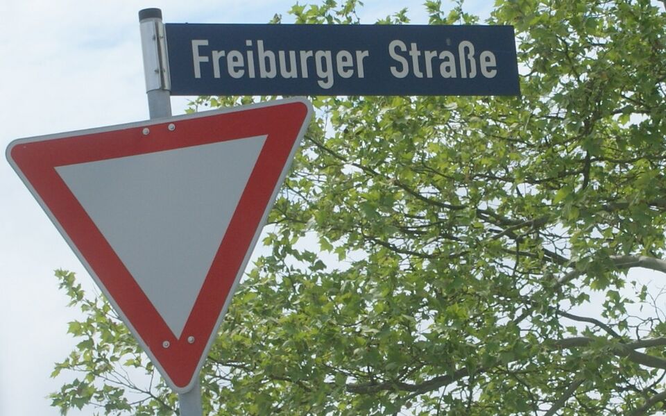 Datei:Straßenschild Freurger Straße.JPG