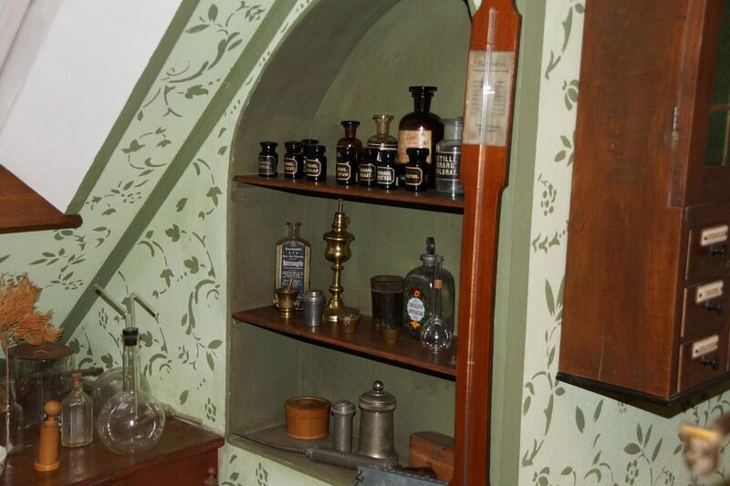 Datei:GHV Schaf-Apotheke-Schraenkchen2.jpg