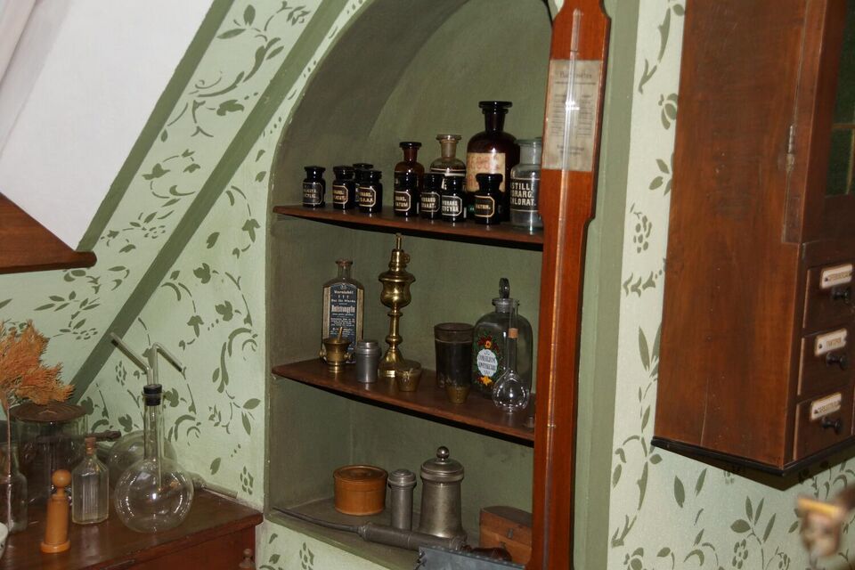 Datei:GHV Schaf-Apotheke-Schraenkchen2.jpg
