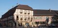 Gesamtansicht mit Post-Apotheke