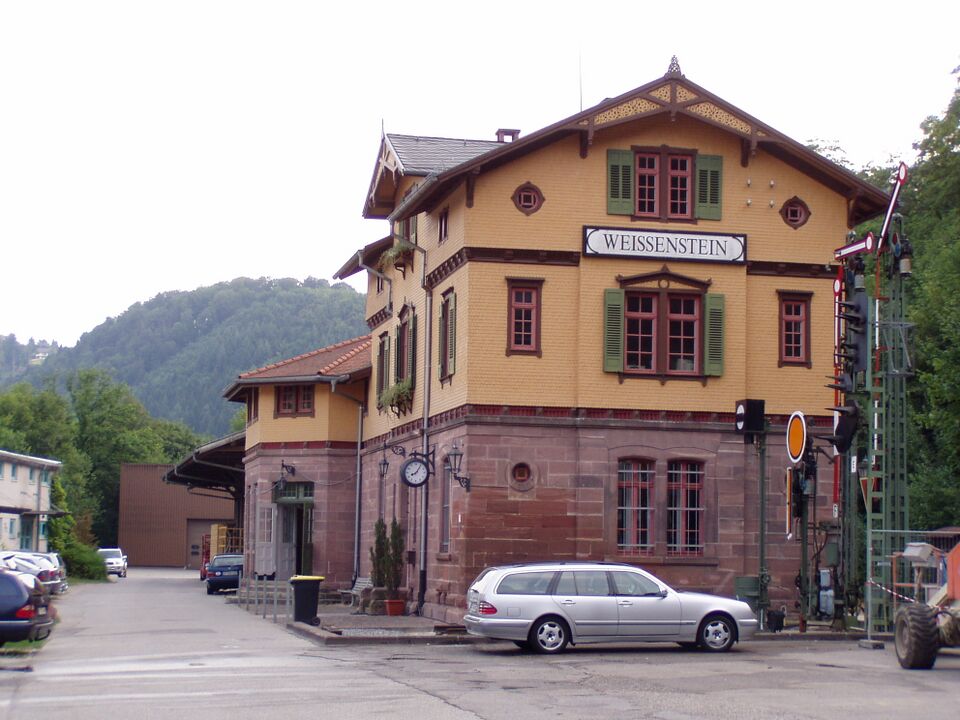 Datei:Bahnhof Weißenstein.jpg