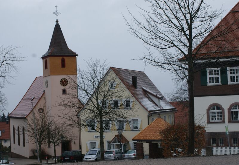 Datei:Kirche, Rathaus in Dobel.jpg