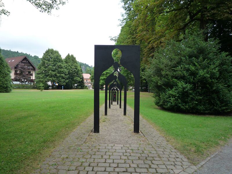 Datei:Bad-Herrenalb-Kurpark-seven-generations.jpg