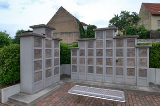 Friedhof Eisingen Urnenwand unten.jpg
