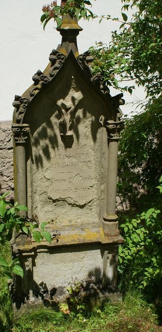 Datei:Grabstein neben Mauer Kirchhof.JPG
