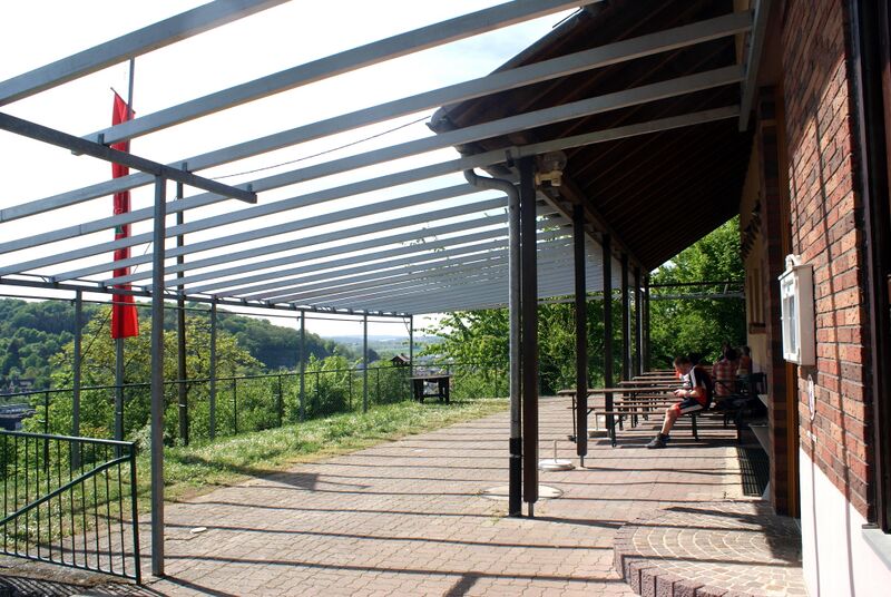 Datei:Terrasse Natufreundehaus Königsbach.JPG