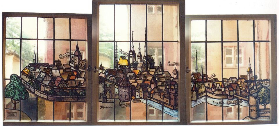 Datei:Adolf Valentin Saile (geb. 10.10.1905 in Stuttgart; gest. 1994), Glasfenster im Turmtreppenhaus, Bezirksamtsturm, Bahnhofstraße 24, „Stadtansicht 1643 nach Matthäus Merian“, 1950 (dreiteiliges Glasbildfenster).jpg