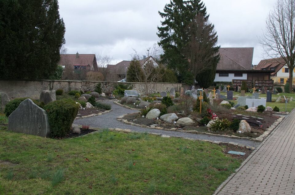 Datei:Friedhof Nußbaum Urnenfeld 2026.JPG