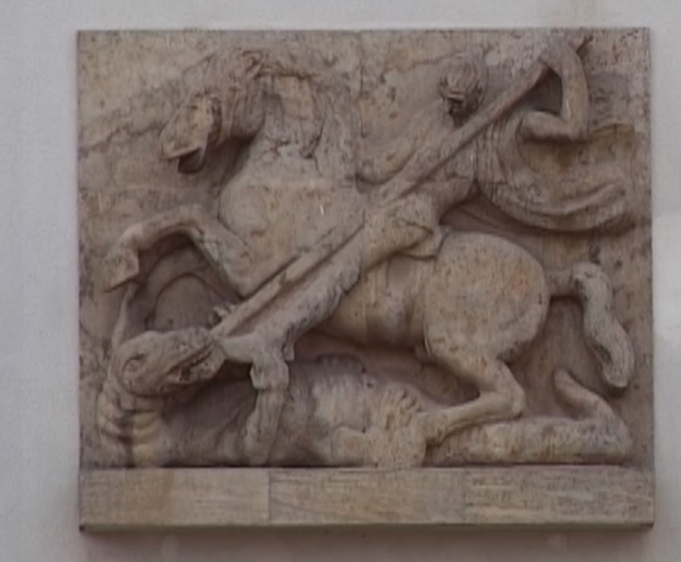 Datei:Pforzheim, Buckenberg- (Burnol-) Kaserne, Wandrelief Hl. Georg, als Drachentöter zu Pferde (1).png